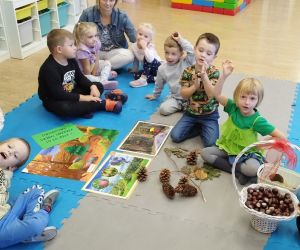 Wychowawczyni rozmawia z przedszkolakami o drzewach
