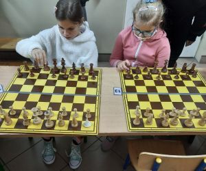 Uczennice młodszych klas grają w szachy