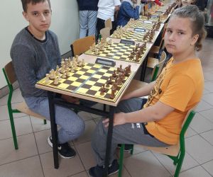 Uczniowie klasy siódmej przygotowują się do turnieju szachowego
