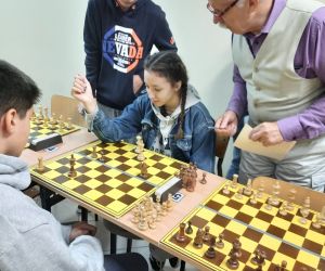 Instruktor Szachowy- Pan Mieczysław Pszeniczka udziela uczniom cennych wskazówek