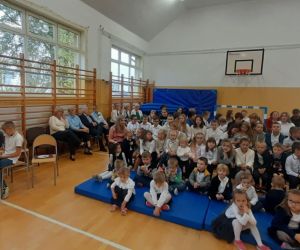 Nauczyciele i uczniowie podczas oglądania przedstawienia