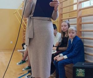 Dyrektor szkoły przemawia przy mikrofonie