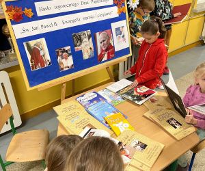 Uczniowie przeglądają publikacje o Papieżu Polaku