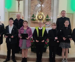 zdjęcie uczestników z kapłanami naszej parafii