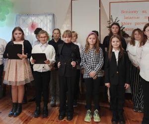 zdjęcie uczniów tuż przed występem w świetlicy wiejskiej 