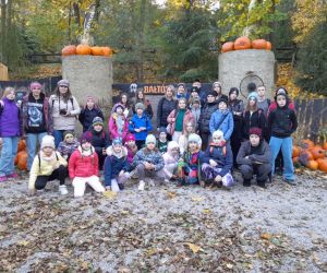 Uczestnicy wycieczki przy bramie w wiosce strachów