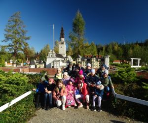 Uczniowie klas młodszych na tle repliki klasztoru na Jasnej Górze