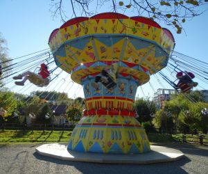 Uczniowie na karuzeli