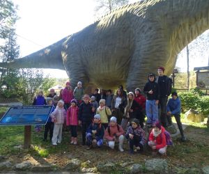 Uczniowie przy modelu dinozaura