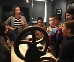 Uczniowie z przewodniczką na wystawie etnograficznej