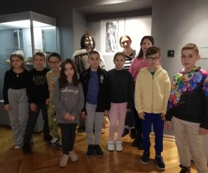 Uczniowie z przewodniczką na wystawie archeologicznej