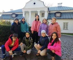 Uczniowie klasy czwartej przed budynkiem muzeum w Hrubieszowie