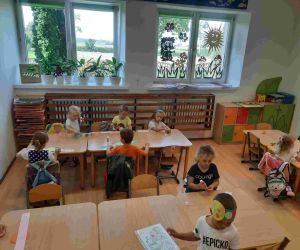 Przedszkolaki przy stolikach wykonują prace złożone z kropek