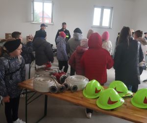 Młodzież  zwiedza  remizę strażacką