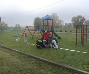 Młodzież próbuje swoich sił w ćwiczeniach