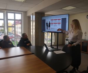 Pani dyrektor banku prowadzi prelekcję dla uczniów