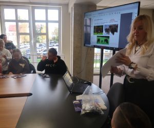 Uczniowie odpowiadają na pytania i otrzymują upominki