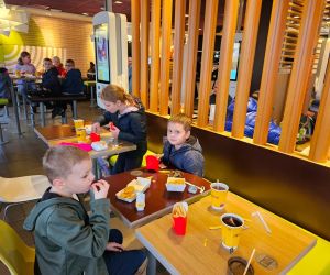 Uczniowie klasy 2 jedzą obiad w restauracji McDonald