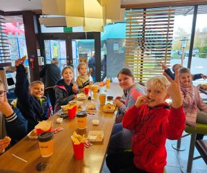 Uczniowie klasy 3 spożywają posiłek w restauracji McDonald