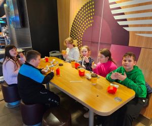 Uczniowie klasy 4 jedzą obiad w McDonald
