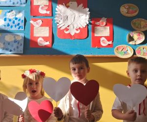 Dzieci prezentują się z serduszkami.