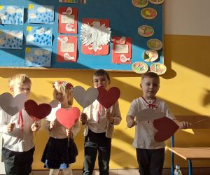 Dzieci prezentują się z serduszkami.