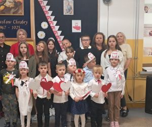 Dzieci prezentują się wraz z uczniami w odświętnych strojach.