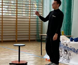 Prowadzący wykonuje dośiwadczenie z ogniem