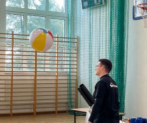 Doświadczenie z piłką i dmuchawą do liści