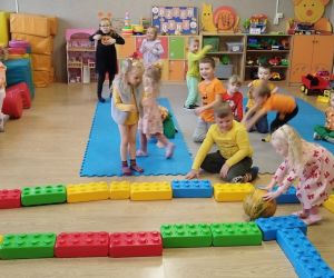 Przedszkolaki turlają dynię w torze przeszkód