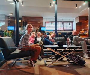 Dziewczynki oglądające  grę w kręgle