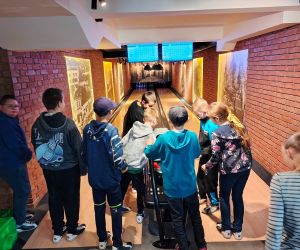 Uczniowie przygotowujący się do rzutu kulą 