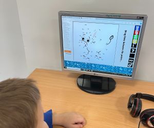 Uczeń podczas gry w kodowanie