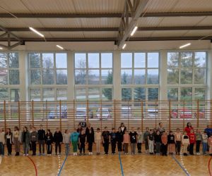 Społeczność szkolna podczas akcji Szkoła do hymnu