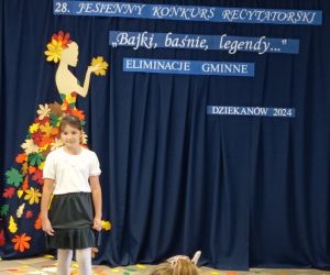 Uczennica recytuje wiersz