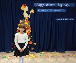 Uczennica recytuje wiersz