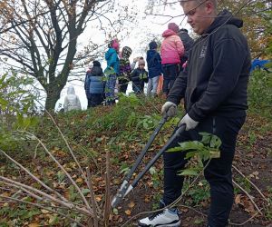 Uczeń wycina chwasty