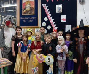 Uczniowie przebrani za postaci z bajek