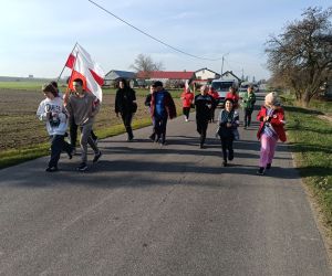 Uczestnicy biegu w miejscu pamięci - Kułakowice