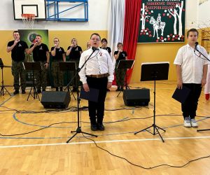 Przedstawiciele szkoły oraz zespół HUBAL śpiewający Hymn Państwowy
