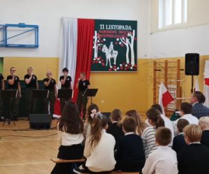 Społeczność szkolna podczas koncertu zespołu HUBAL