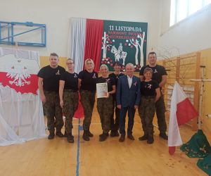 Zdjęcie pamiątkowe Dyrektora Szkoły wraz z zaproszonym zespołem