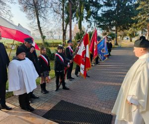 Uroczyste odśpiewanie Hymnu Państwowego przed kościołem
