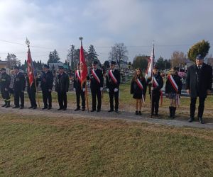 Poczty sztandarowe podczas składania wieńców na mogiłach kombatantów

