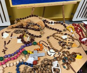 Wystawa różańców wykonanych przez dzieci