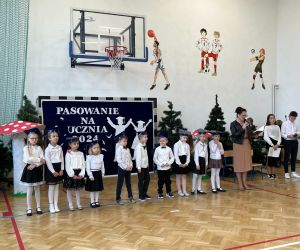 Pani Dyrektor składa życzenia pierwszoklasistom i rodzicom