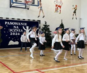 Uczniowie w układzie tanecznym