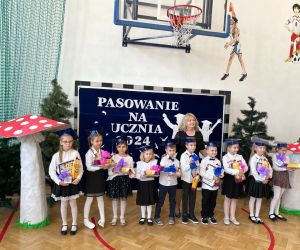 Wychowawczyni z pierwszoklasistami