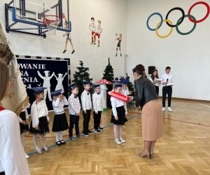 Pani Dyrektor pasuje uczennicę 