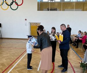 Pani Dyrektor i rodzice wręczają upominki